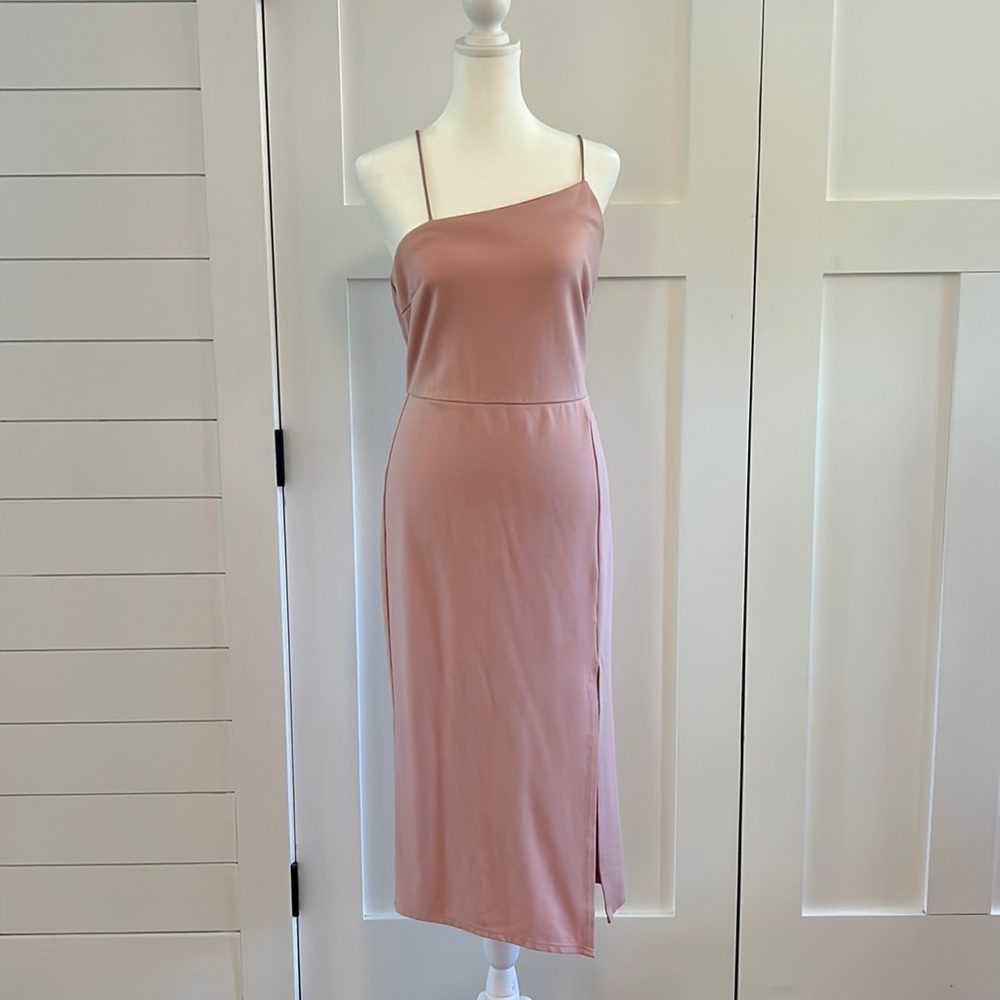 A beautiful asymmetrical neckline with a leg slit on the left side